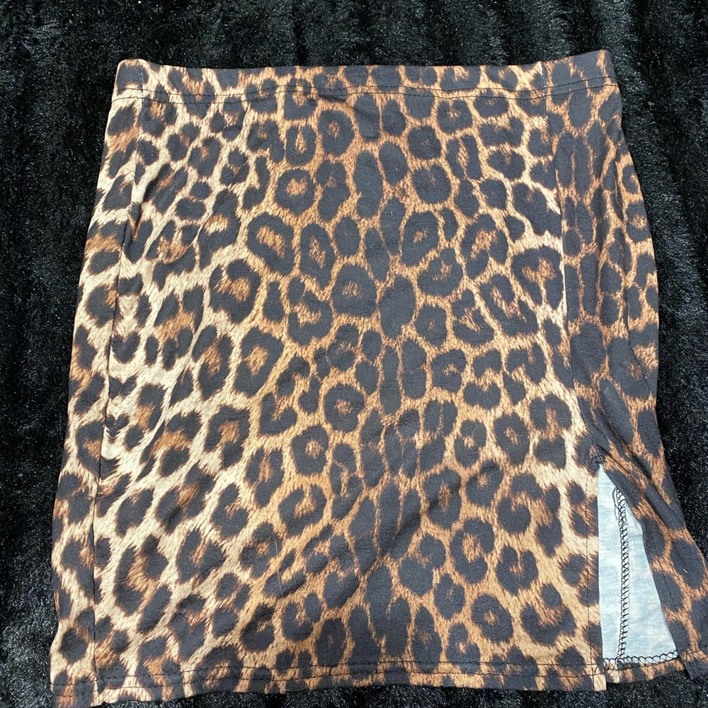 Pretty  little thing cheetah skirt w/ slit size 8